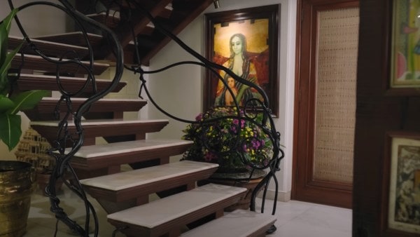 Inside Anil Kapoor's Juhu bungalow. (Asian Paints/YT)