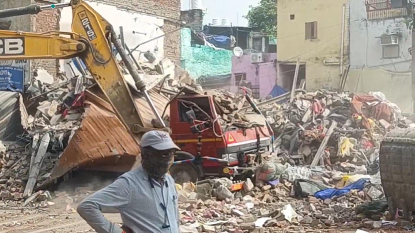 Delhi News LIVE: 1 dead after 3-storey building collapses in Bada Hindu Rao; rain likely today