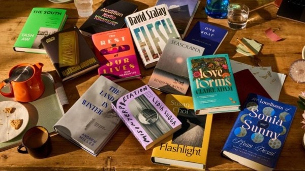 Los libros sobre el Premio Booker 2025 Longlist sobre la mesa del juez, incluida la nueva novela de Kiran Desai la soledad de Sonia y Sunny 