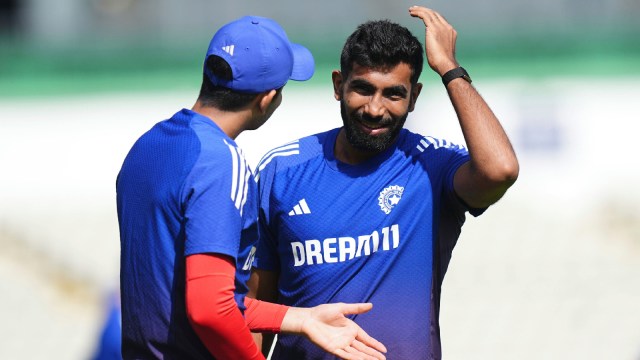  Shubman Gill speaking to Jasprit Bumrah in Edgbaston.