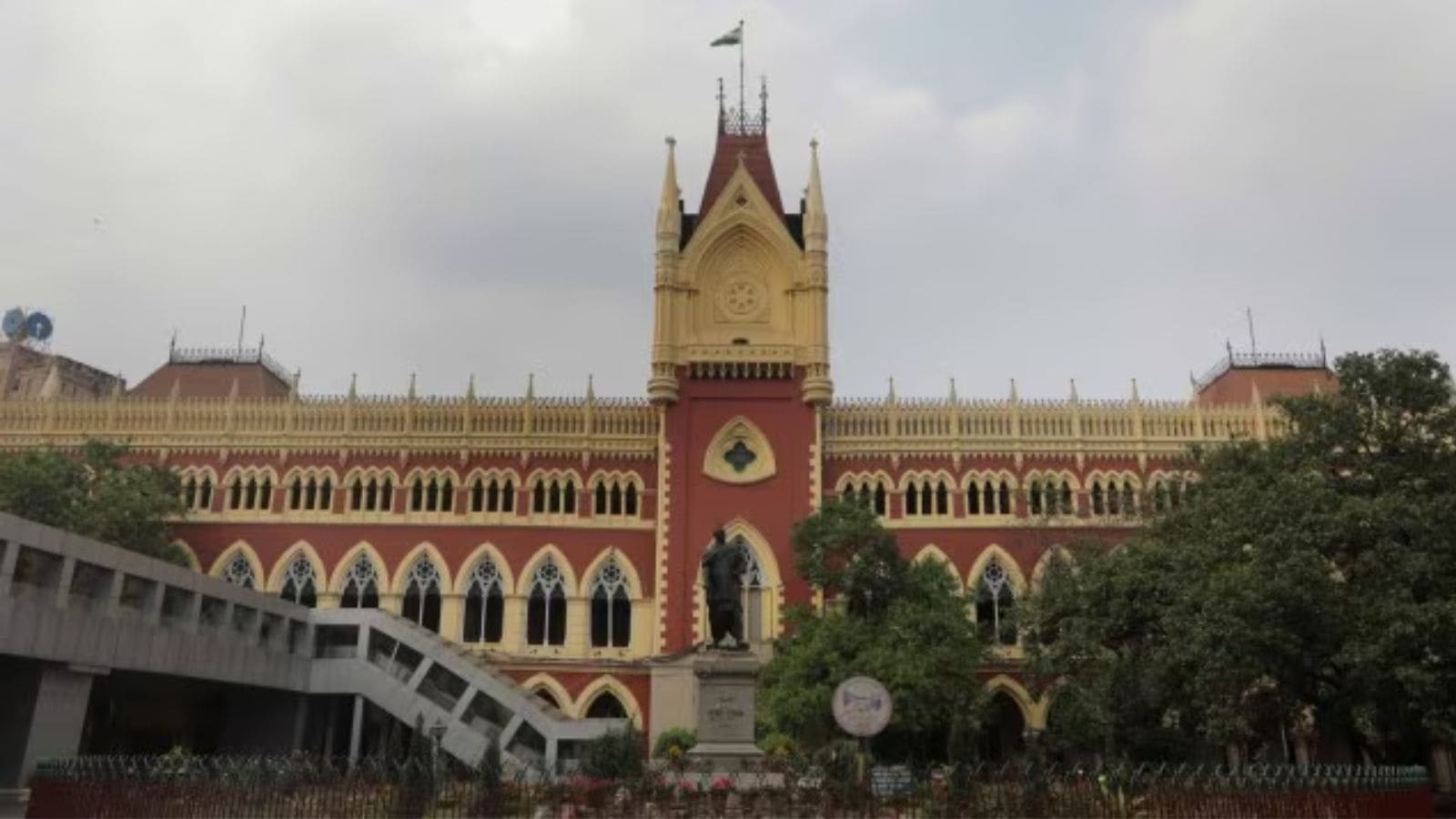 Mamata Govt moves Calcutta High Court against stay on monthly allowance to Group C, D school employees