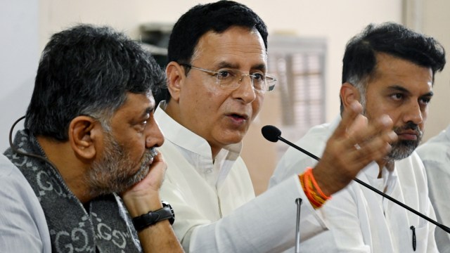 DKS, Surjewala rule out change in CM; MLA to be served notice