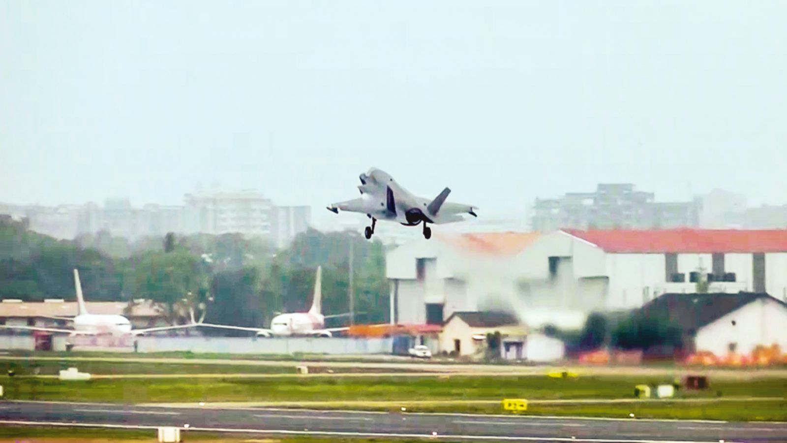 Airport charges Rs 5 lakh for parking as Britain’s F-35B fighter jet ...