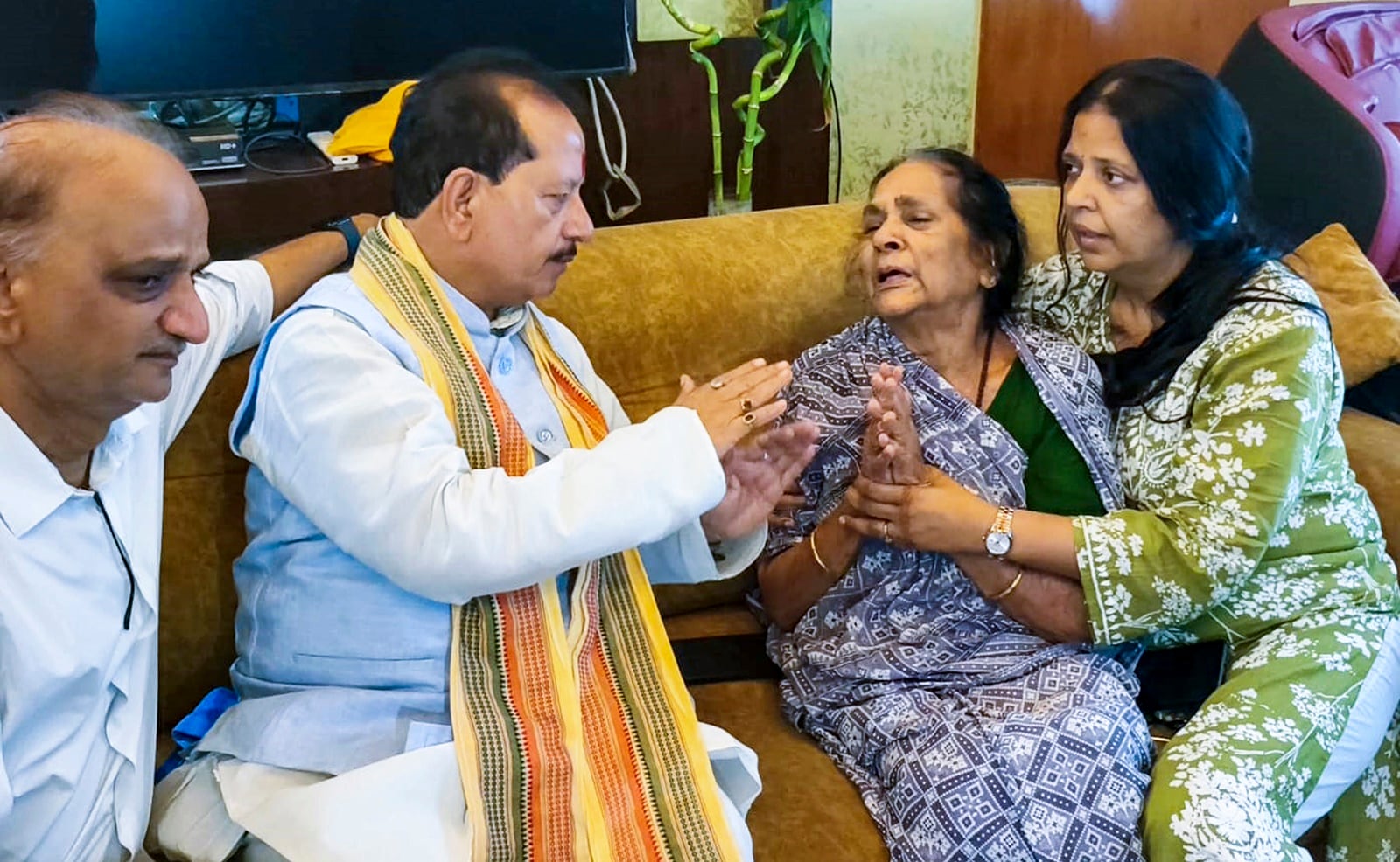 Bihar Deputy CM Vijay Kumar Sinha with the family of businessman Gopal Khemka