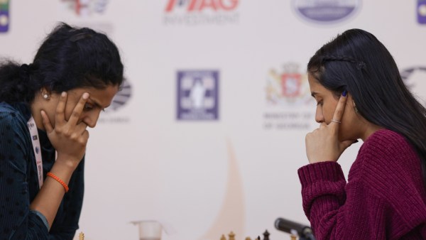 Los cuartos de final totalmente indios entre Divya Dshmukh y Harika Dronavalli están en camino a los desempate. (Anosov Andrei/Fide)