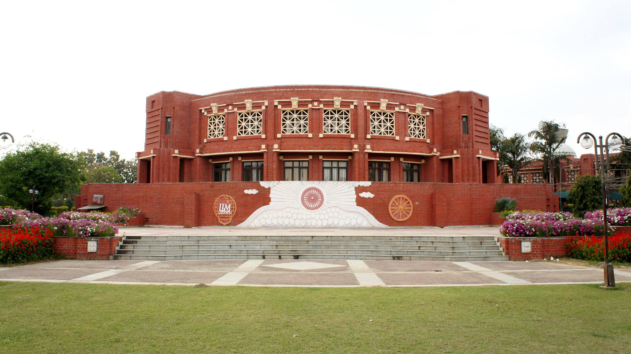 IIM Lucknow launches Blended MBA programme for working professionals