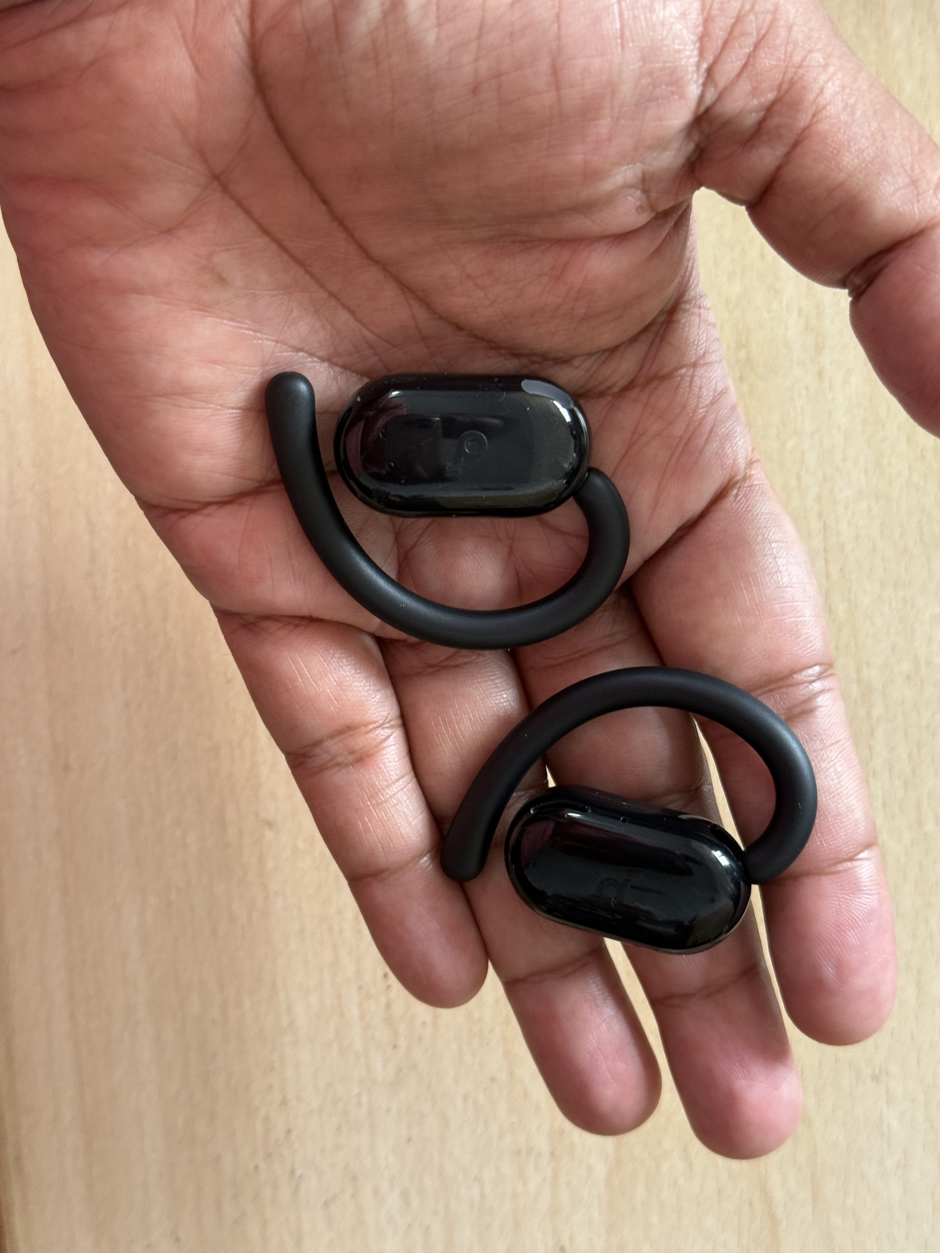 The hook keeps the buds firmly in place.