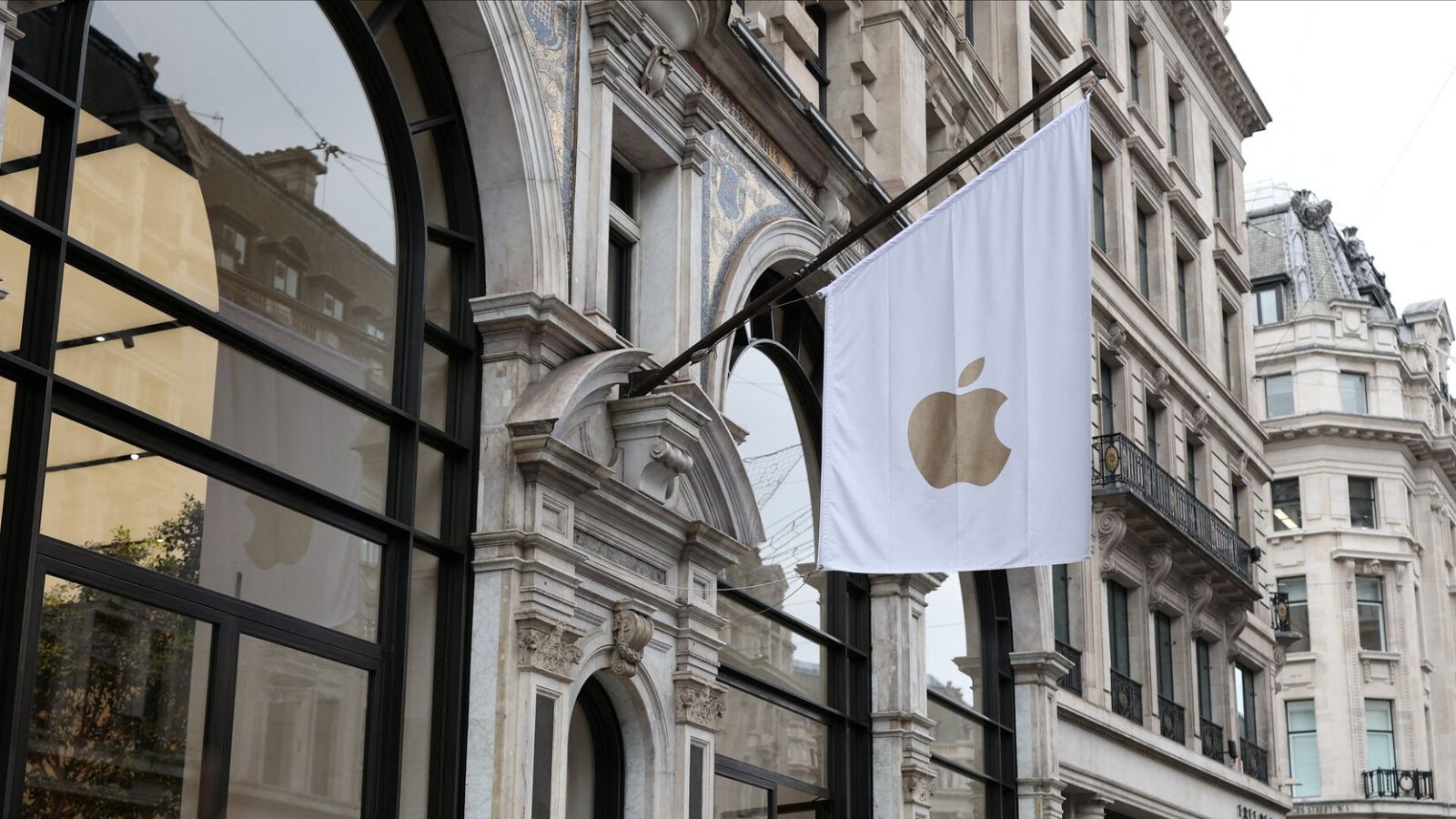 UK steps up scrutiny of Apple and Google over mobile platforms