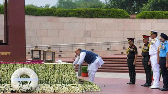 Nation Honours Kargil War Heroes on 26th Vijay Diwas; President, PM Lead Tributes