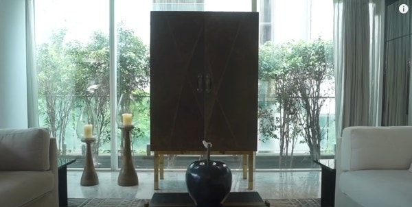 Radhika's living room exudes minimalistic vibes with a white colour palette. (Photo: Farah Khan/YouTube)