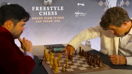 Magnus Carlsen and Hikaru Nakamura analyse a game before their clashes against Arjun Erigaisi and Fabiano Caruana at Las Vegas Freestyle Chess Grand Slam Tour. (Screengrab via ChessBase India)