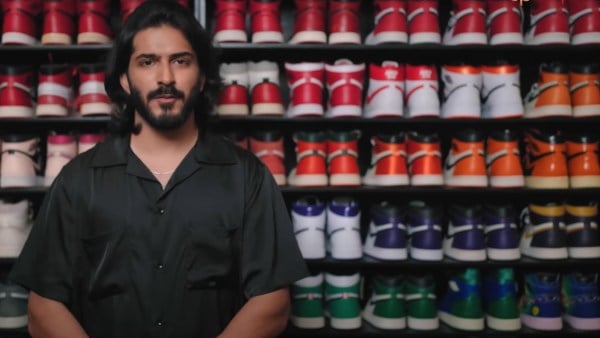 Inside Harsh Varrdhan Kapoor's Mumbai apartment. (Asian Paints/YT)