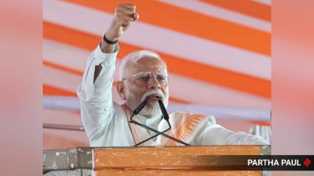 Prime Minister Narendra Modi addressing public