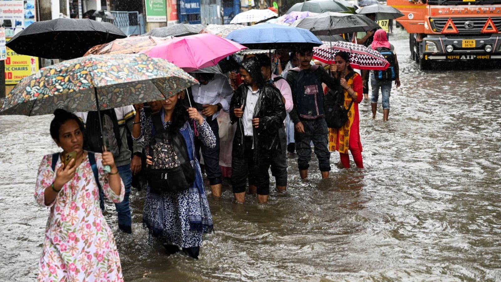 Heavy rain causes waterlogging and traffic disruption in Mumbai today