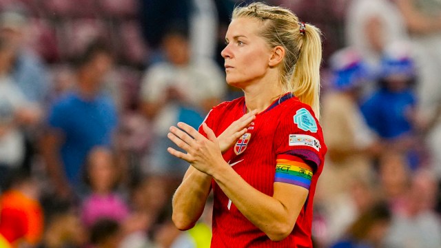 تتفاعل Ada Hegerberg من النرويج ، التي ترتدي شارة قوس قزح ، مع المشجعين على أرض الملعب بعد خسارتها في مباراة كرة القدم في الدور ربع النهائي للسيدات 2025 بين النرويج وإيطاليا في Stade de Geneve في جنيف. (صورة AP)