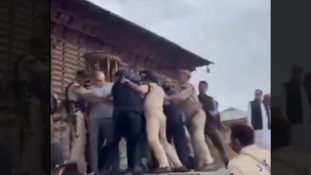 Omar Abdullah jumps fence Martyrs day Kashmir