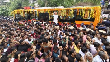 Thousands take part in the final journey of former Kerala CM