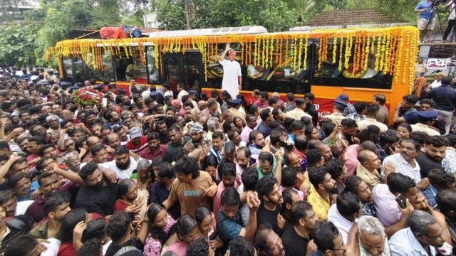 Thousands take part in the final journey of former Kerala CM