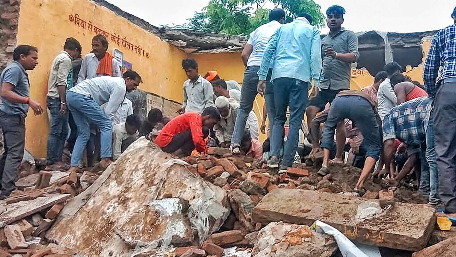 Around 8.30 am, students had just arrived and were on their way to morning prayers when the roof of a room in the school building gave way.