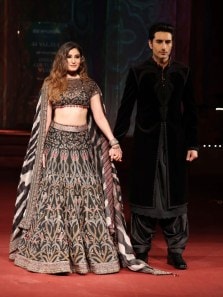 Rasha Thadani-Ibrahim Ali Khan walk hand in hand at ICW 2025