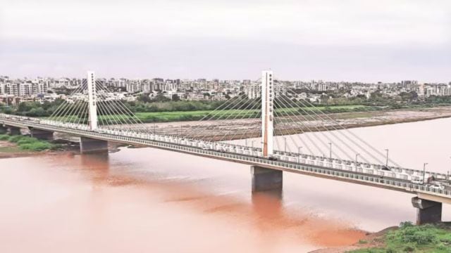 Surat has the highest number of bridges – 121 – in the state.