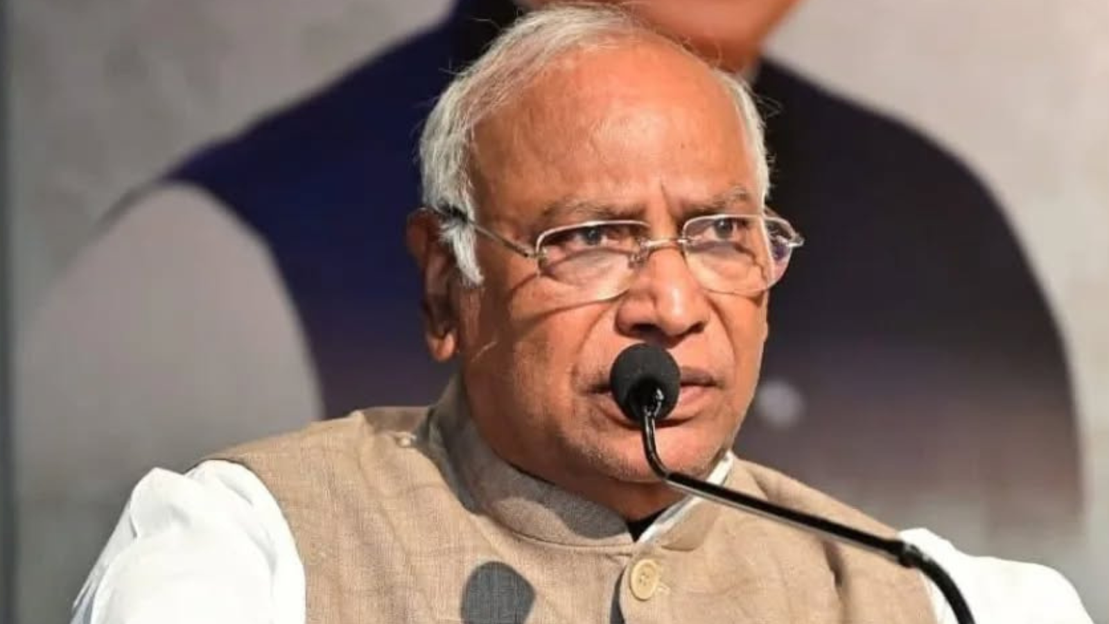 K'taka Home Minister Calls Dalit MLAs Meeting Amid CM Speculation