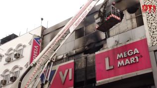 Vishal-Mega-Mart-Fire-Delhi