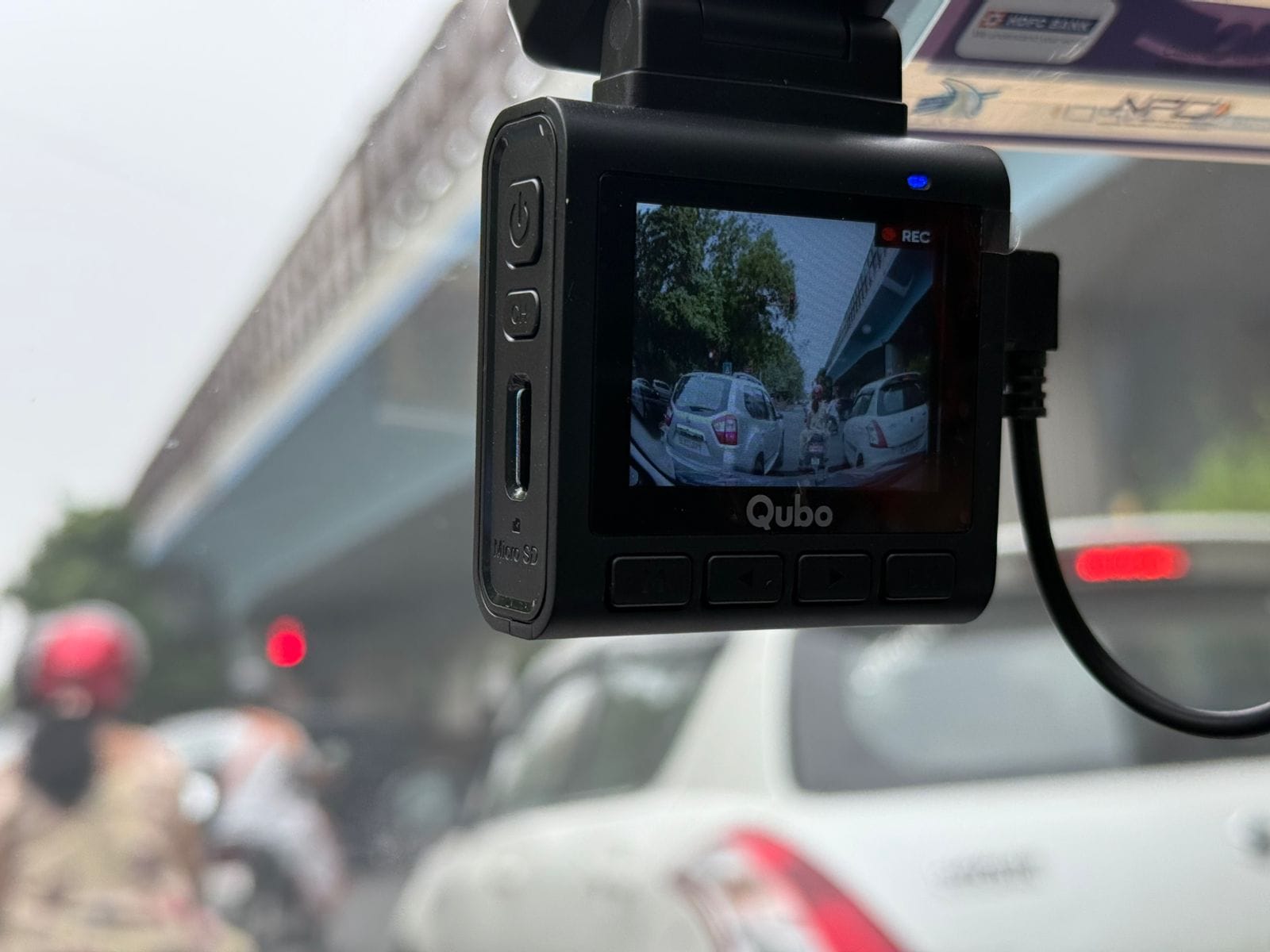 The Qubo Dashcam Pro 2.7K has a 5MP wide-angle camera that records at 2880x1620p resolution.