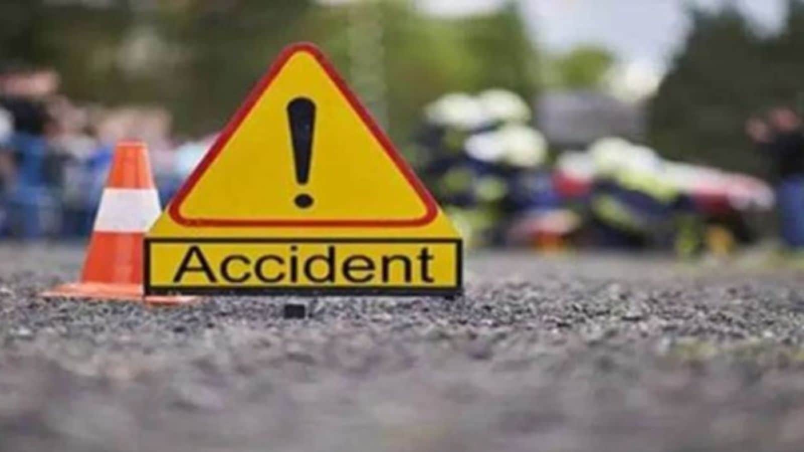 Four pilgrims among 8 die in road accidents