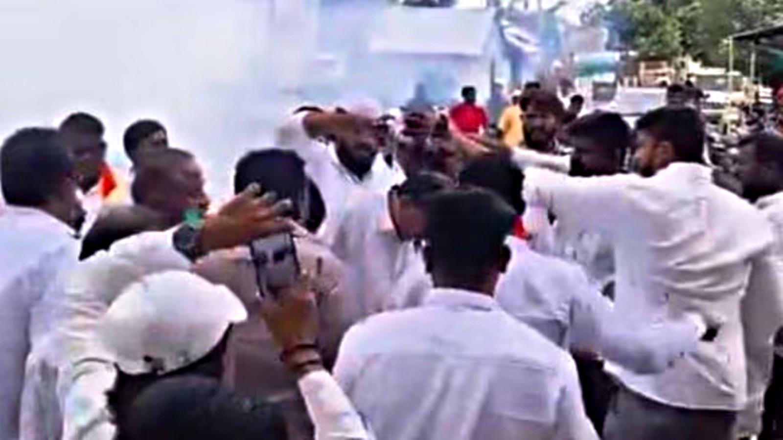 The activists of Shivdharma Foundation intercepted Pravin Gaikwad, poured black oil on his head, blackened his face and also manhandled him