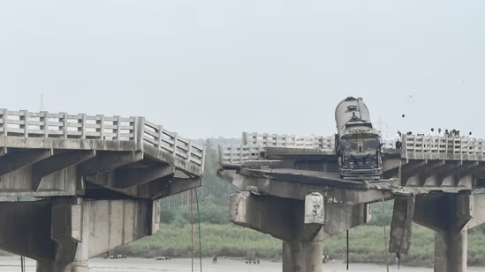 Five vehicles fell into the Mahisagar river after a slab of the Gambhira bridge collapsed