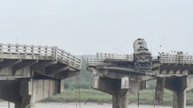 Five vehicles fell into the Mahisagar river after a slab of the Gambhira bridge collapsed
