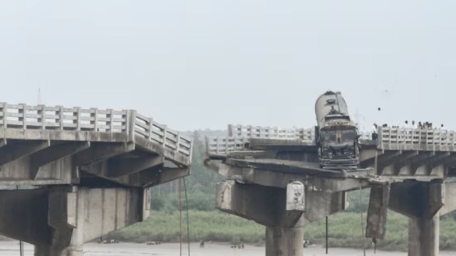 Five vehicles fell into the Mahisagar river after a slab of the Gambhira bridge collapsed