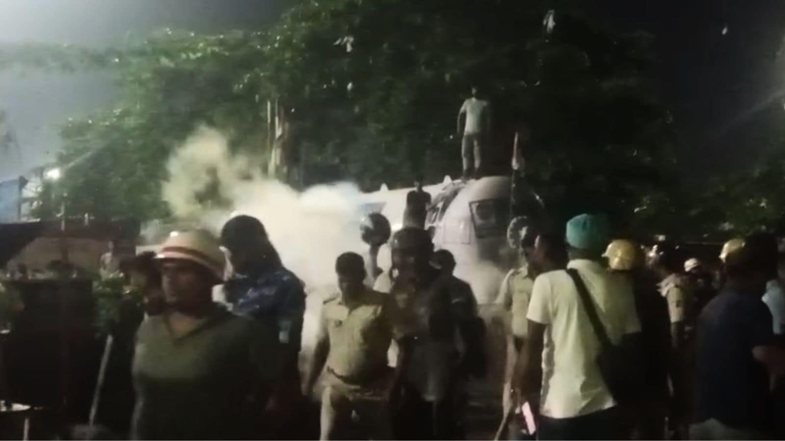 Budge Budge LPG plant protest, Indian Oil Corporation LPG bottling plant, LPG plant violence West Bengal, Budge Budge protest drivers helpers,