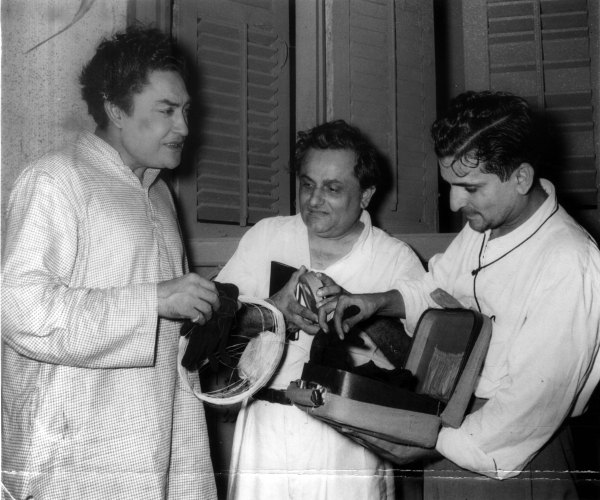 Actor Ashok Kumar, Director Nanabhai Bhatt and Cameraman Haren Bhatt on the set of Film Mr x. Express Archive Archive Photo 13.7.50