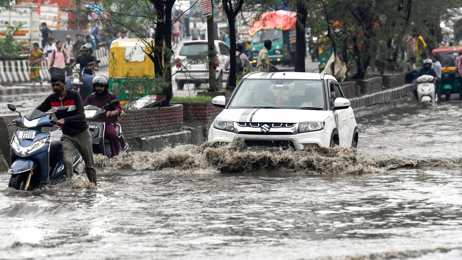 Heavy Rain Lashes Delhi-NCR, Causing Waterlogging and Traffic Issues