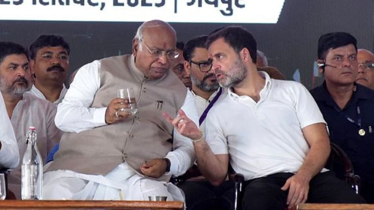 Congress leader Mallikarjun Kharge and Rahul Gandhi.
