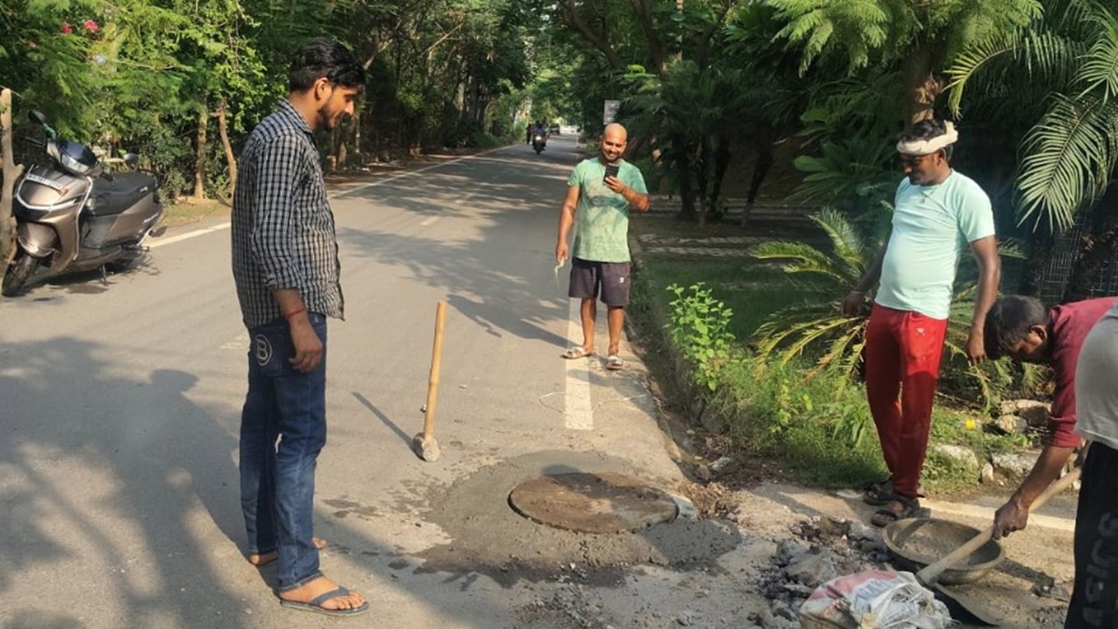 indianexpress.com - After auto driver's death, Gurgaon civic body launches campaign to cover manholes