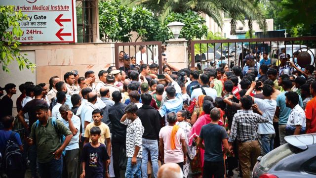 labourers die cleaning STP, delhi labourers die cleaning STP, Delhi hospital, delhi news, India news, Indian express, current affairs