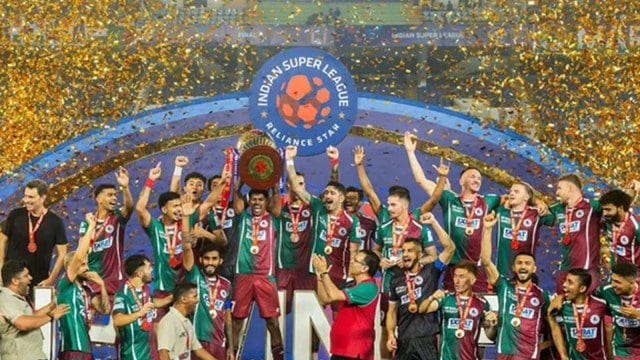 فاز Mohun Bagan Super Giant بدرع الدوري ولقب ISL في الموسم الماضي. (ISL Photo)