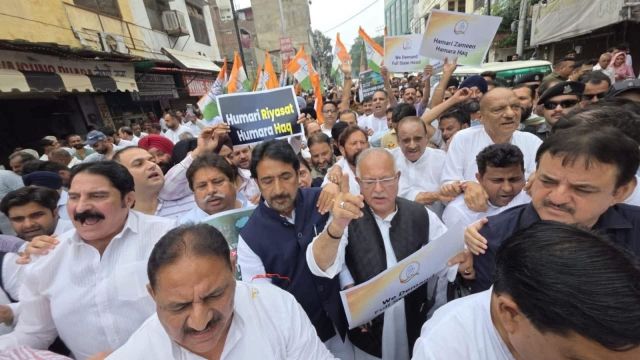 On Saturday, a Congress march to Raj Bhawan in Kashmir was stopped by police in Srinagar town.