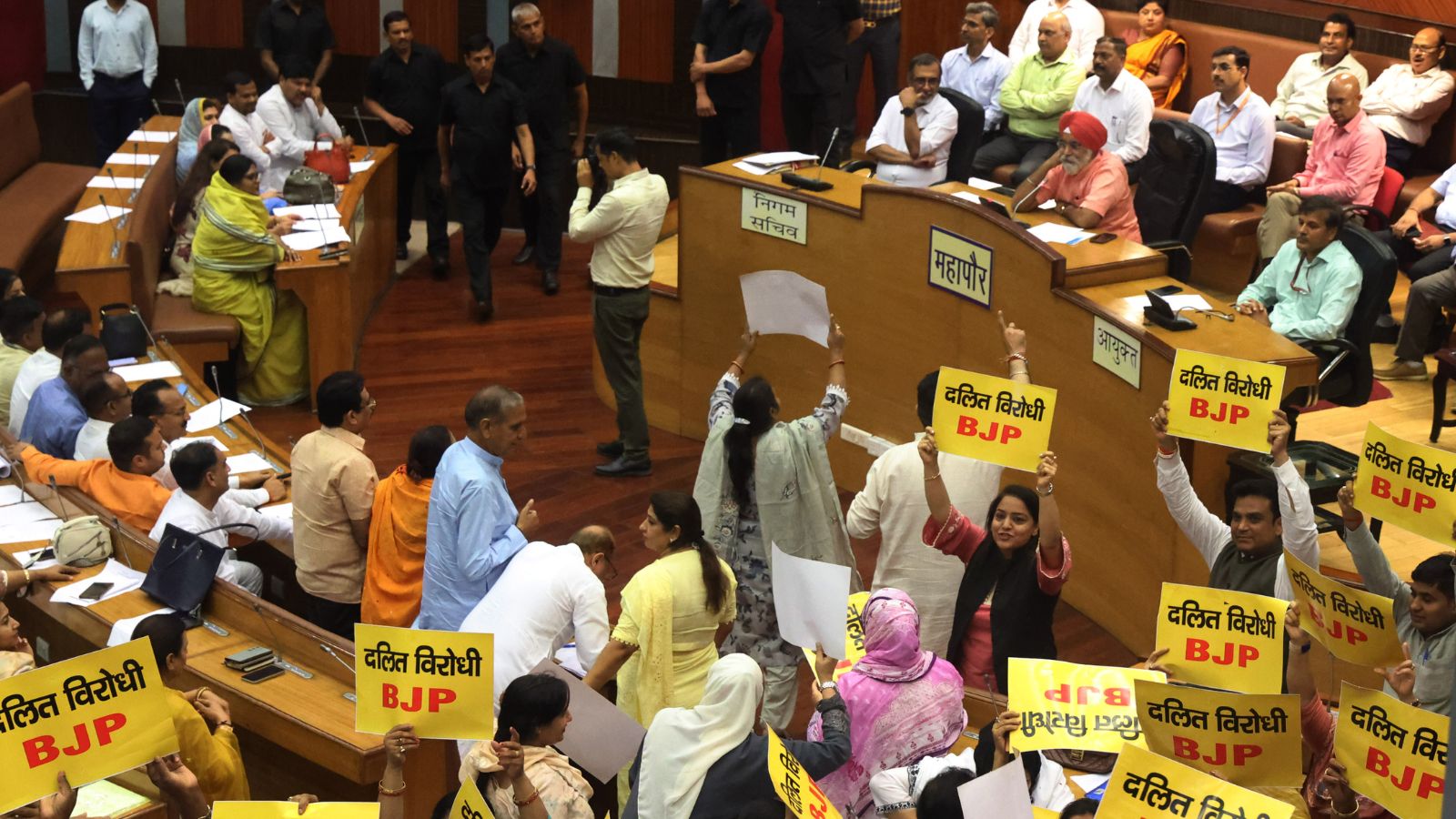 AAP councillors protested the reduction in the number of members of the Welfare of Scheduled Castes and Implementation of Scheduled Castes Candidates Quota committee, from 35 to 21.