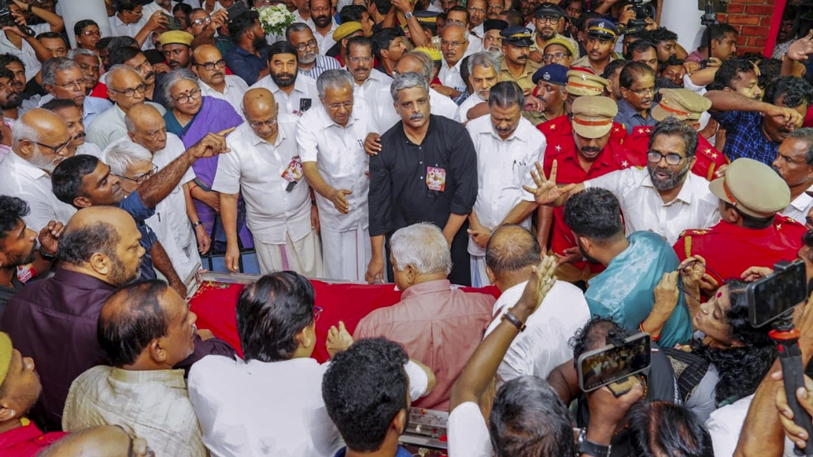 Thousands take part in the final journey of former Kerala CM