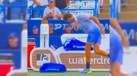 Daniil Medvedev smashes his bottle after losing to Corentin Moutet at the Washington Open. (PHOTO: Screengrab via X)