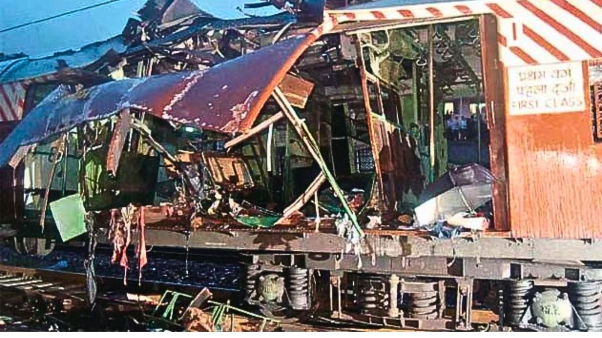 A series of bombs exploded on seven western suburban coaches, killing 189 commuters and injuring 824 on July 11, 2006.