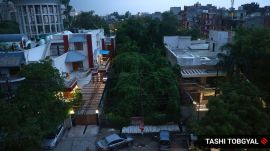 In 2006, a drain behind the house in Noida’s Sector 31 revealed a horrific sight — human skulls, skeletal remains, and fragments of clothes of 19 missing girls were found stuffed in gunny bags.