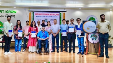Offering a glimpse into the journey of soldiers, Naik Ranjit Podar, Havildar Avdhut Vishwanath Patil, Corporal Ankit Acharya, and the institute’s librarian R A Dhokte recited heartfelt verses on the Pulwama attack