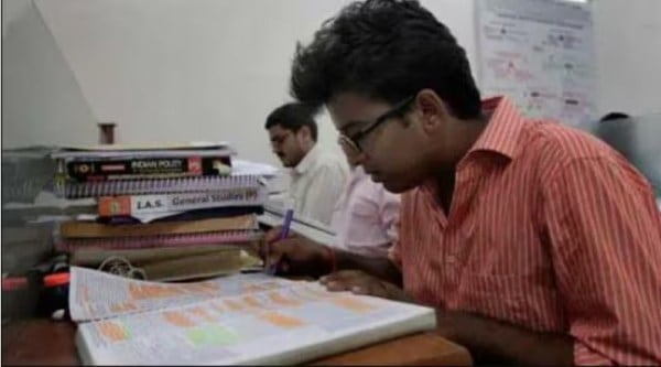 UPSC aspirando en una biblioteca