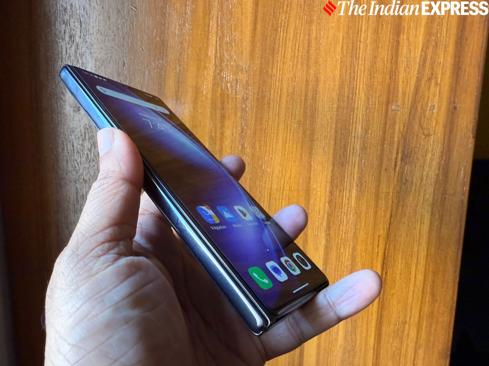 The 6.5-inch cover screen isn't as narrow as it used to be and makes you feel like you are using a normal smartphone.