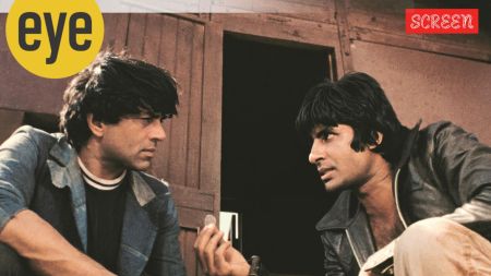 Amitabh Bachchan (Jai) and Dharmendra (Veeru) toss a coin in Sholay